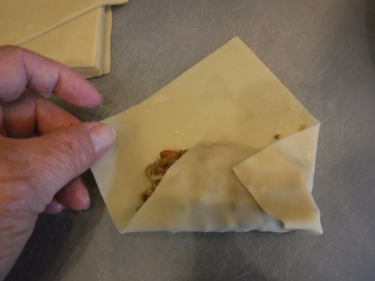 Click to enlarge - Pull side flaps across the center and tuck in any loose flaps.