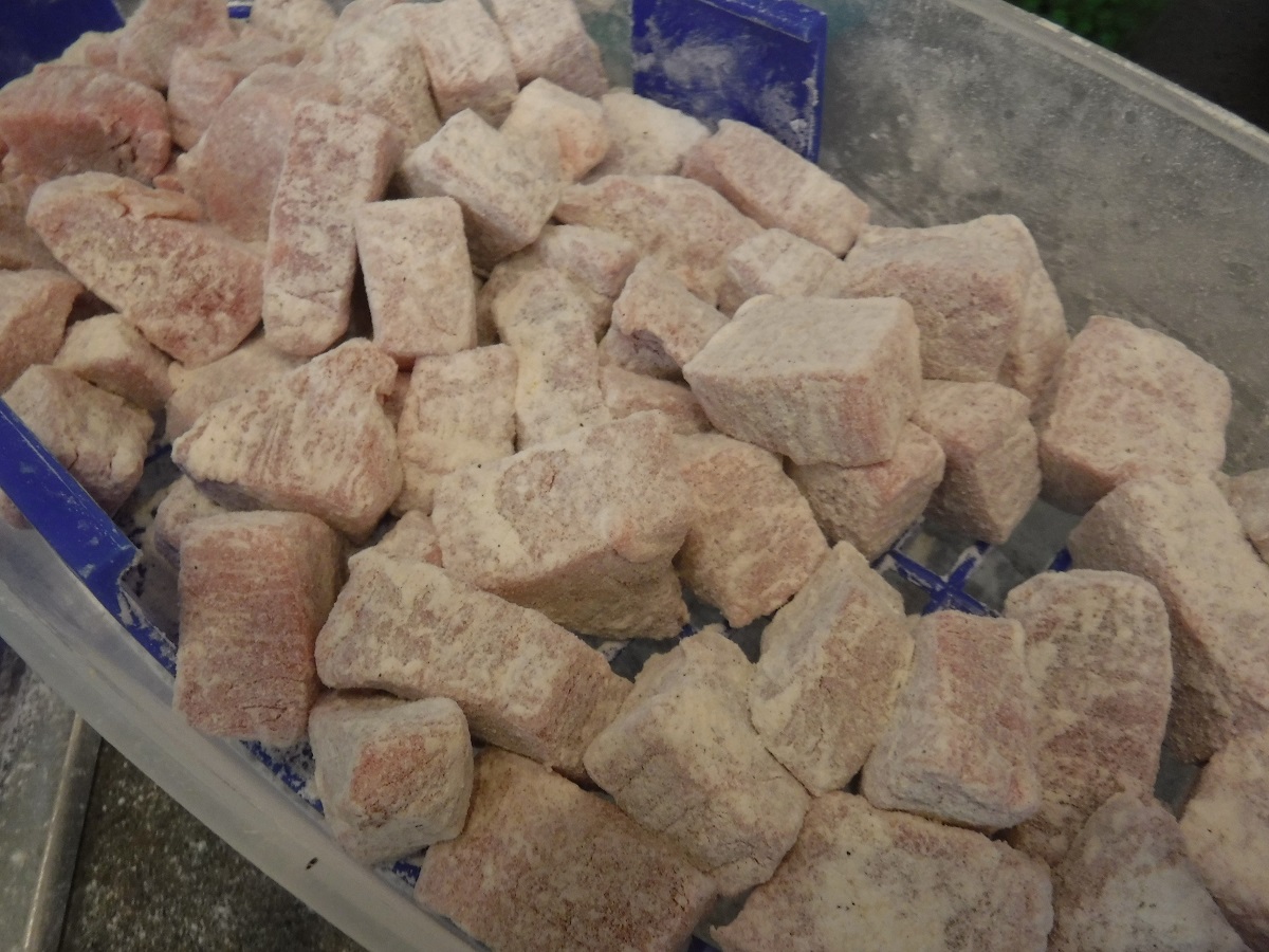 Click to enlarge - In a bag or a shaker box coat the meat morsels with the flour and spice. Allow to set for a few minutes to allow the flour to cling to the moist meat surface.
