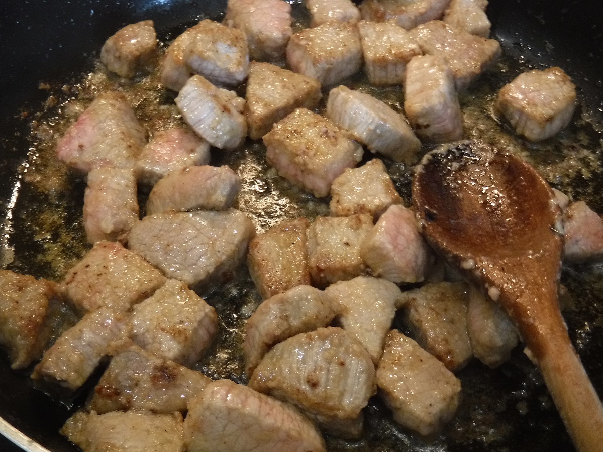 Click to enlarge - In a bit of olive or vegetable oil, in batches brown the surface of the floured meat morsels.