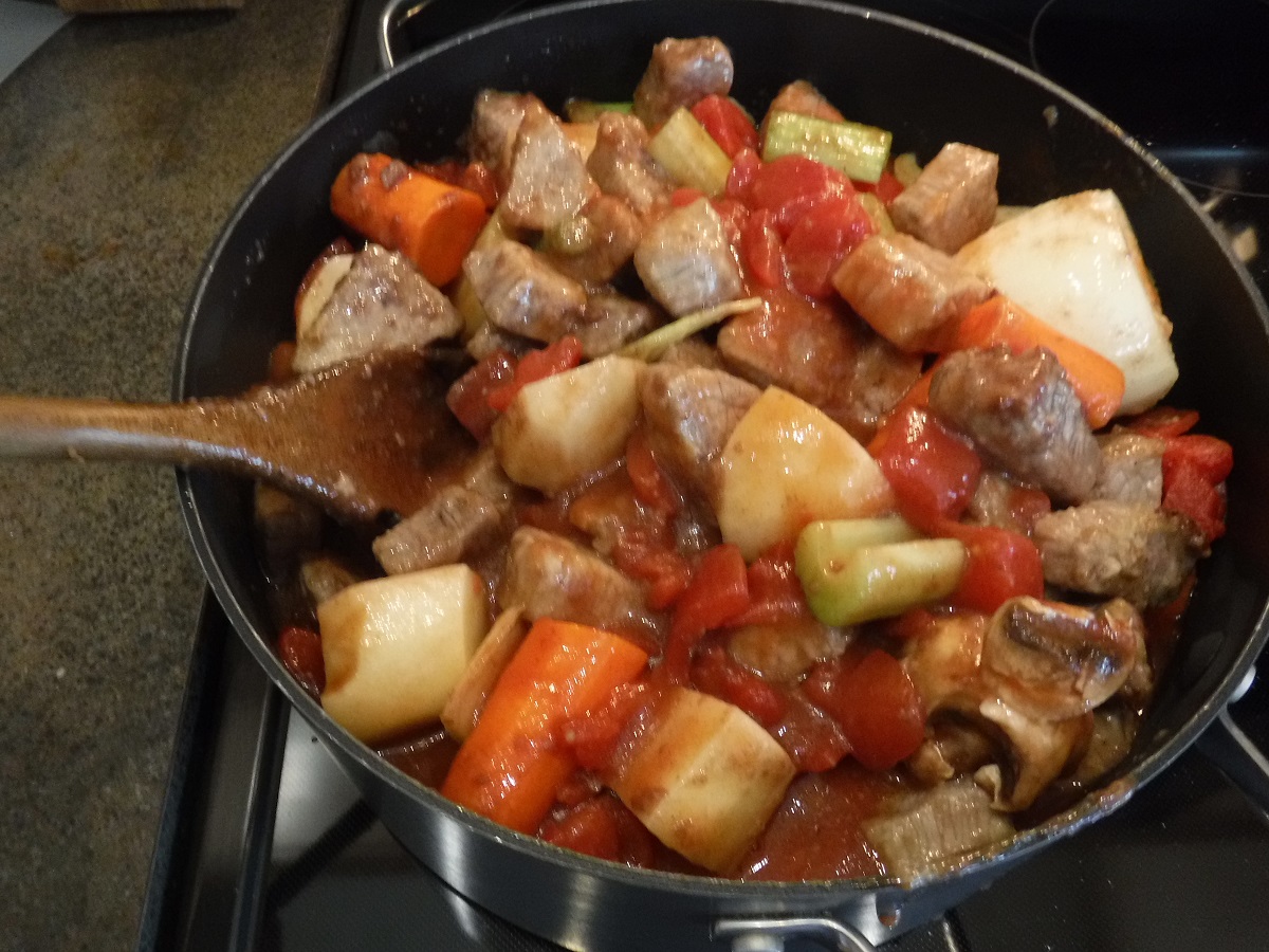 Click to enlarge - Fold and stir to mix all of the ingredients. Simmer over low heat and cook until the meat and vegetables are tender.